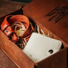 Жіночий подарунковий набір з ременя Dakota та гаманця Біфолд Жіночий подарунковий набір з ременя Dakota та гаманця Біфолд