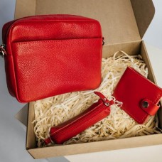 Жіночий набір ЦЕ ВСЕ ТОБІ з сумки Джорджія, гаманця Біфолд та ключниці в червоному кольорі Жіночий набір ЦЕ ВСЕ ТОБІ з сумки Джорджія, гаманця Біфолд та ключниці в червоному кольорі