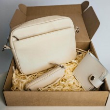 Жіночий набір ЦЕ ВСЕ ТОБІ з сумки Джорджія бежева, гаманця Біфолд та ключниці в білому кольорі Жіночий набір ЦЕ ВСЕ ТОБІ з сумки Джорджія бежева, гаманця Біфолд та ключниці в білому кольорі